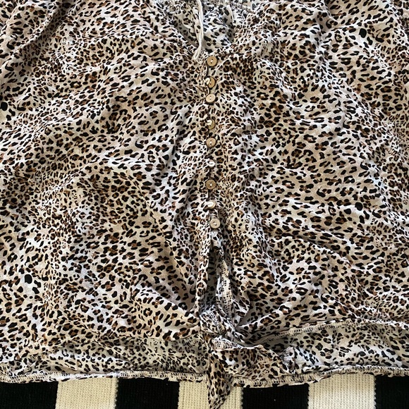 Women’s crop top animal print shirt - Picture 2 of 4